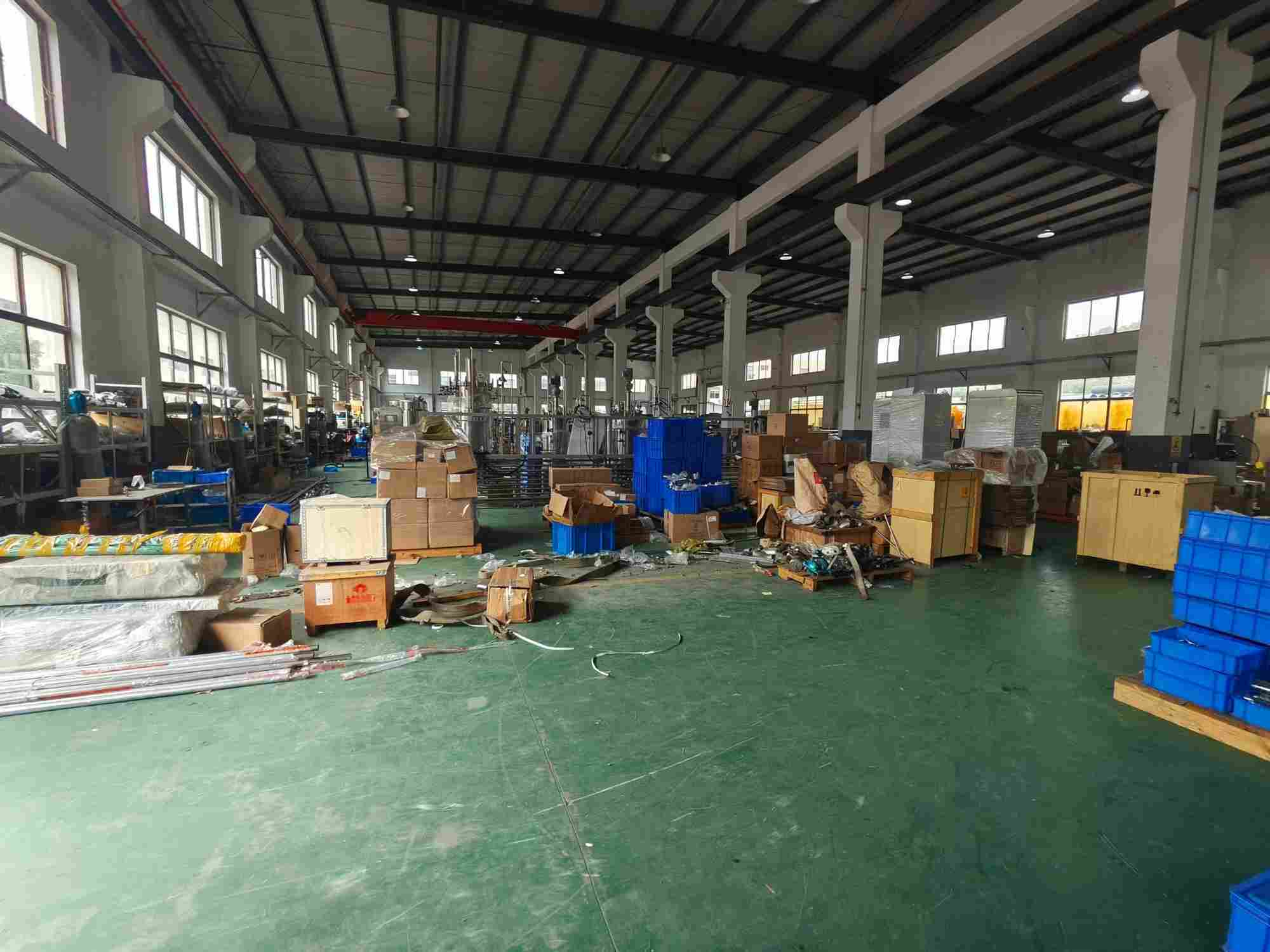 上海金汇104地块独栋火车头标准厂房出租，2800平，车间2100平净高10米可架行车，17.5米大挂车可到车间门口装卸，精装办公室